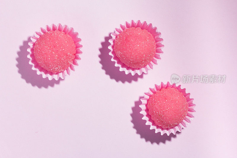 Bicho de pe是一种用草莓调味的巴西糖果。孩子生日聚会甜蜜。顶部视图的糖果在粉红色的背景。